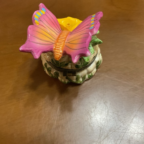 Porcelain Butterfly, Flower Trinket, Pill, Jewelry Box. Still Has Original Tag. - Picture 4 of 9